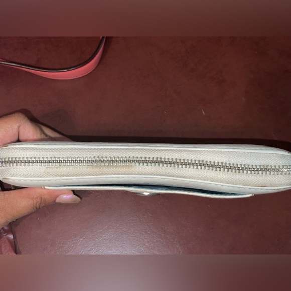 Coach Chelsea Pebbled Accordion Zip Around Wallet Parchment F40596 EUC - Picture 6 of 8